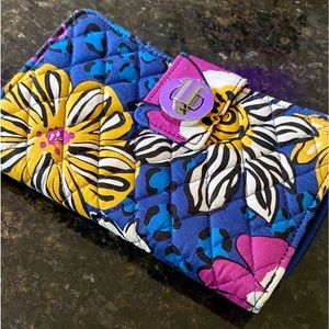 💢SOLD💢 Vera Bradley Turn Lock Wallet Full Zip African Violet